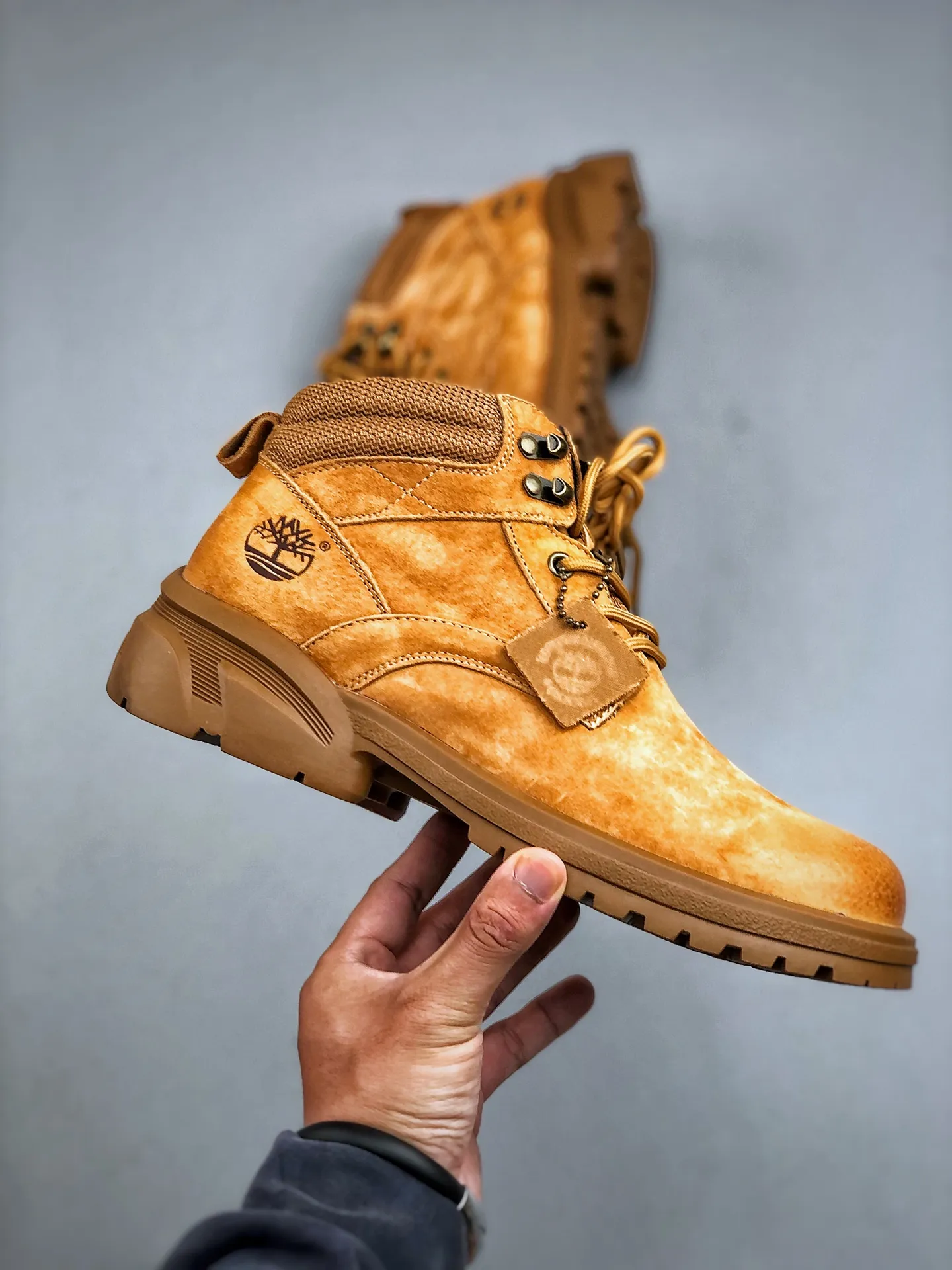 Local self-pickup 💰560 supports store release. New goods 🚀Timberland Timberland outdoor mid-top casual rhubarb boots series. Guangdong factory quality. Original box and original packaging. The fabric is made of Italian 🇮🇹 top-grade frosted fine-grained cowhide. It is paired with anti-odor and anti-corrosion genuine leather latex insoles to give you a perfect wearing experience. High-quality and durable. A must-have for sportsmen. Specially designed to handle handsomeness. High-quality and first-class foot feel. Size: 38-44 (leather shoe size)
